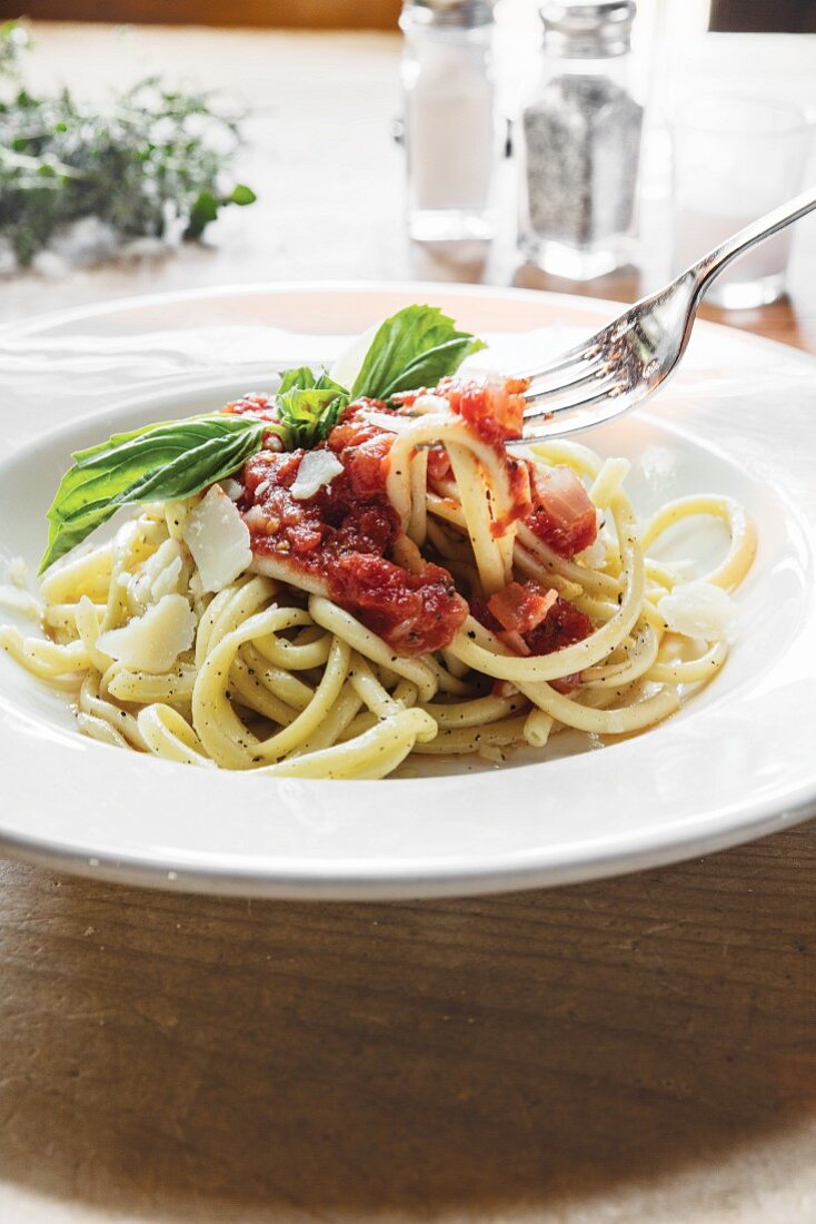 Spaghetti mit Tomatensauce, Parmesan und Basilikum