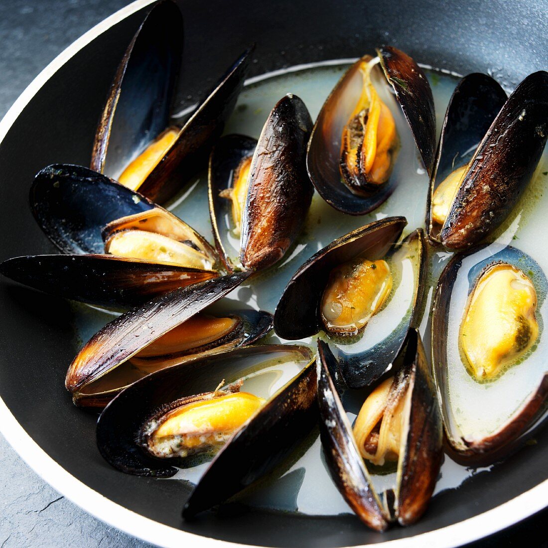 Fresh mussels in sauce