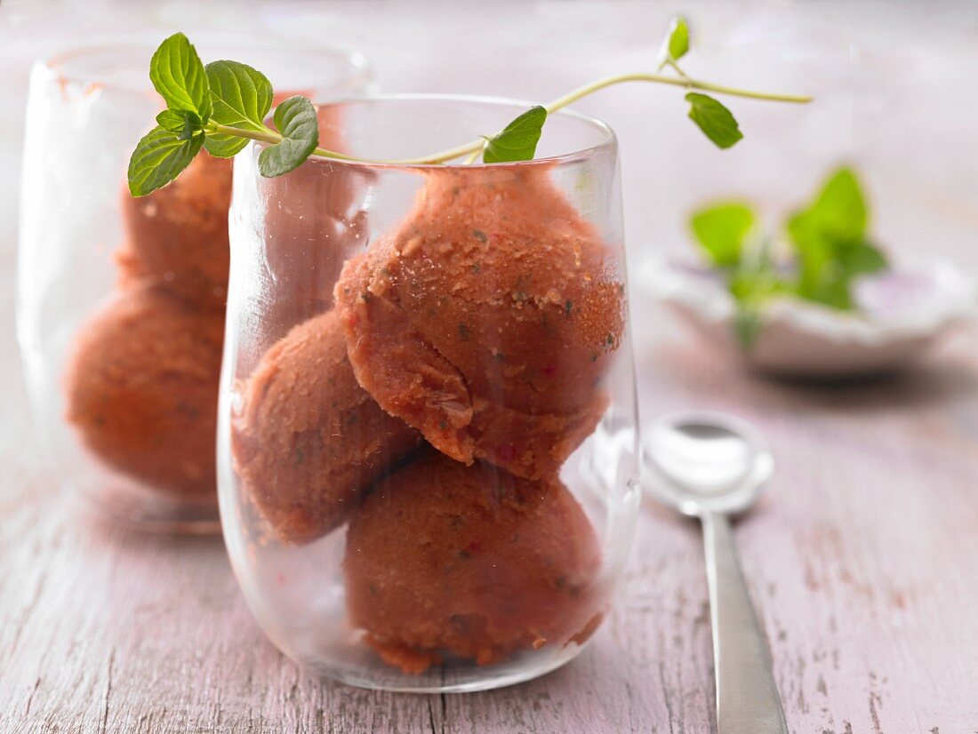 Chili-Tomatensorbet mit Minze