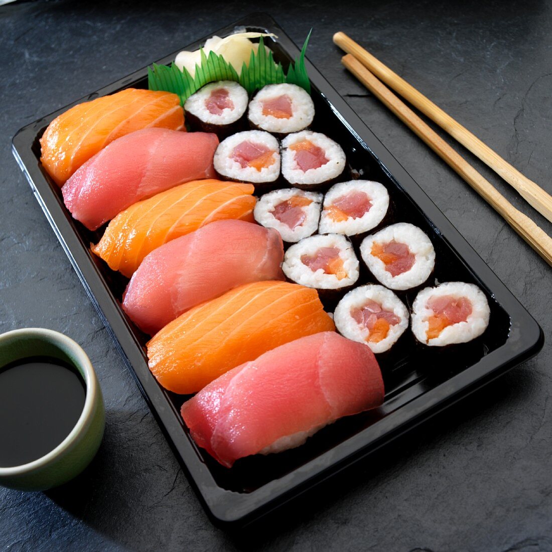 Nigiri-Sushi und Maki-Sushi mit Lachs und Thunfisch (Japan)