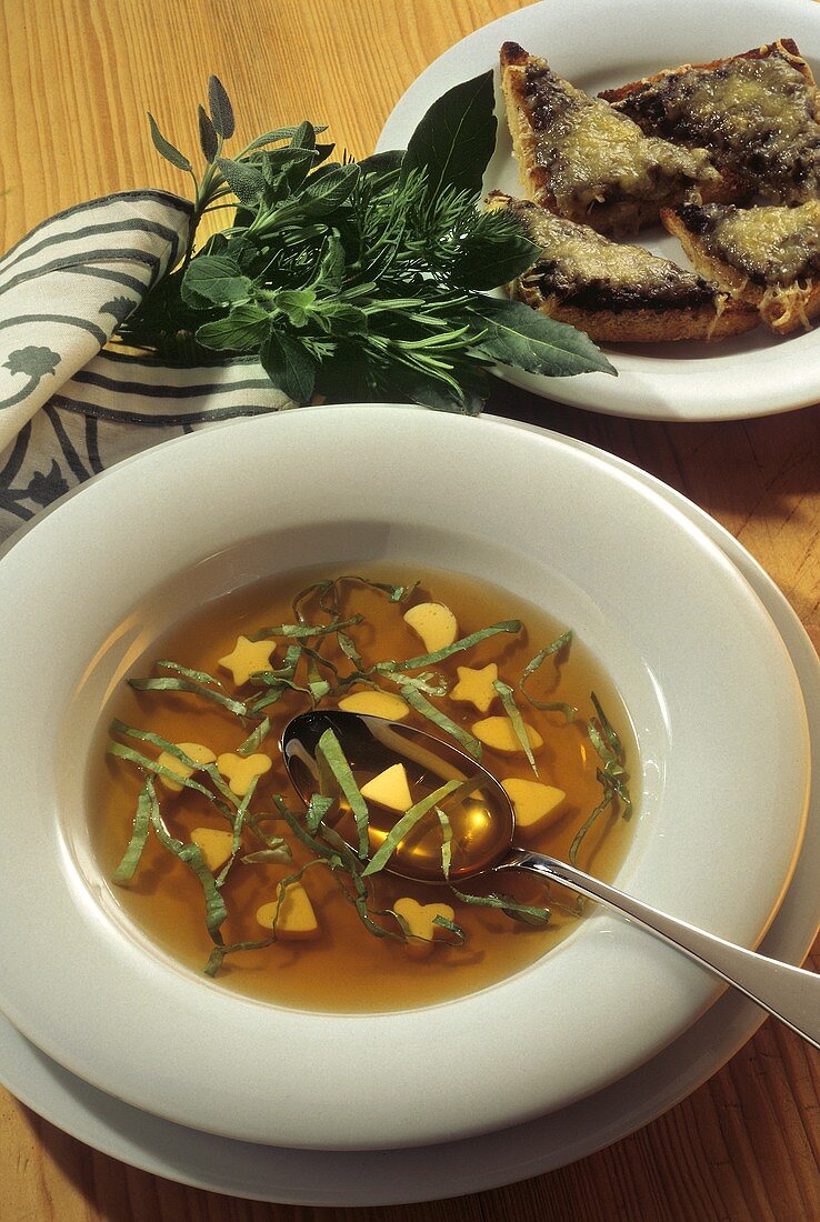 Wildkraftbrühe mit Eierstich, Salatstreifen& Wild-Toast-Ecken