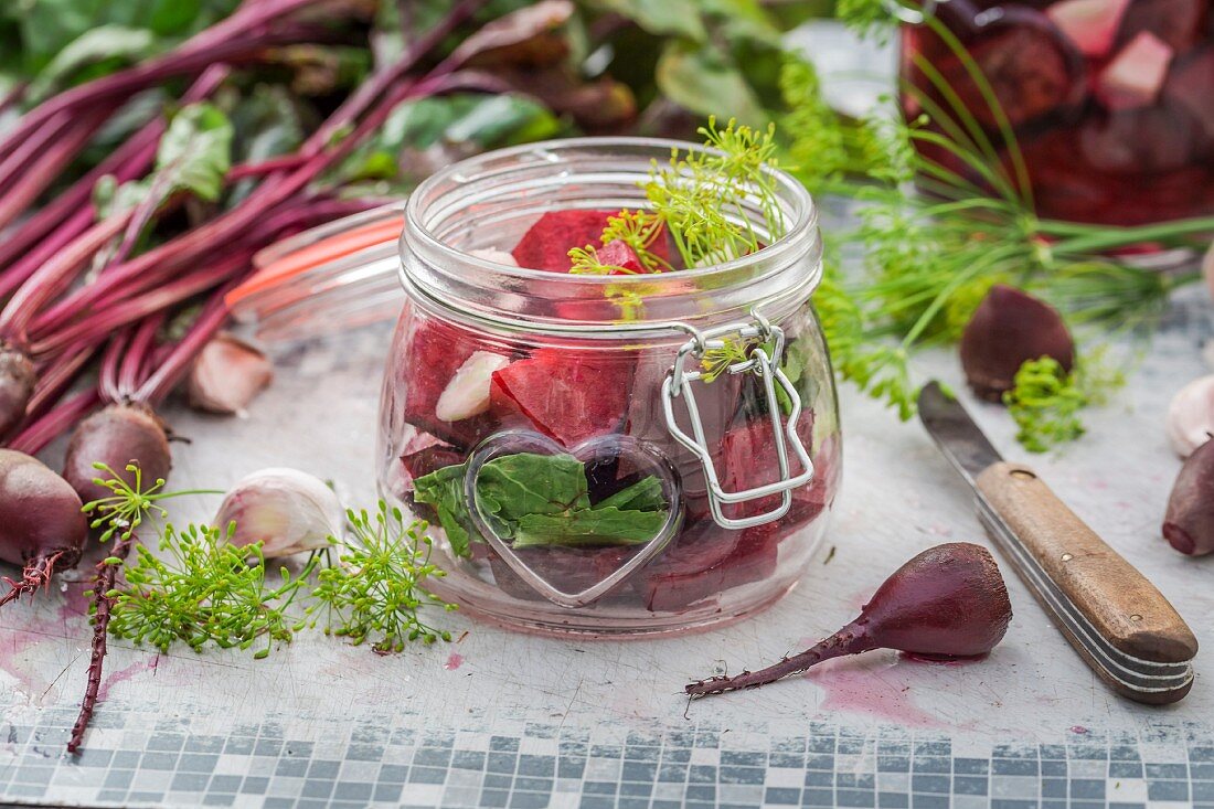 Rote Bete, eingelegt und frisch, auf Gartentisch