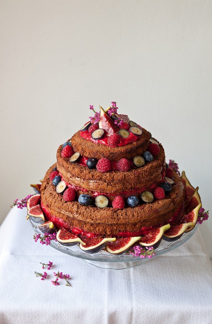 Naked Cake mit frischen Feigen und Beeren zum Geburtstag