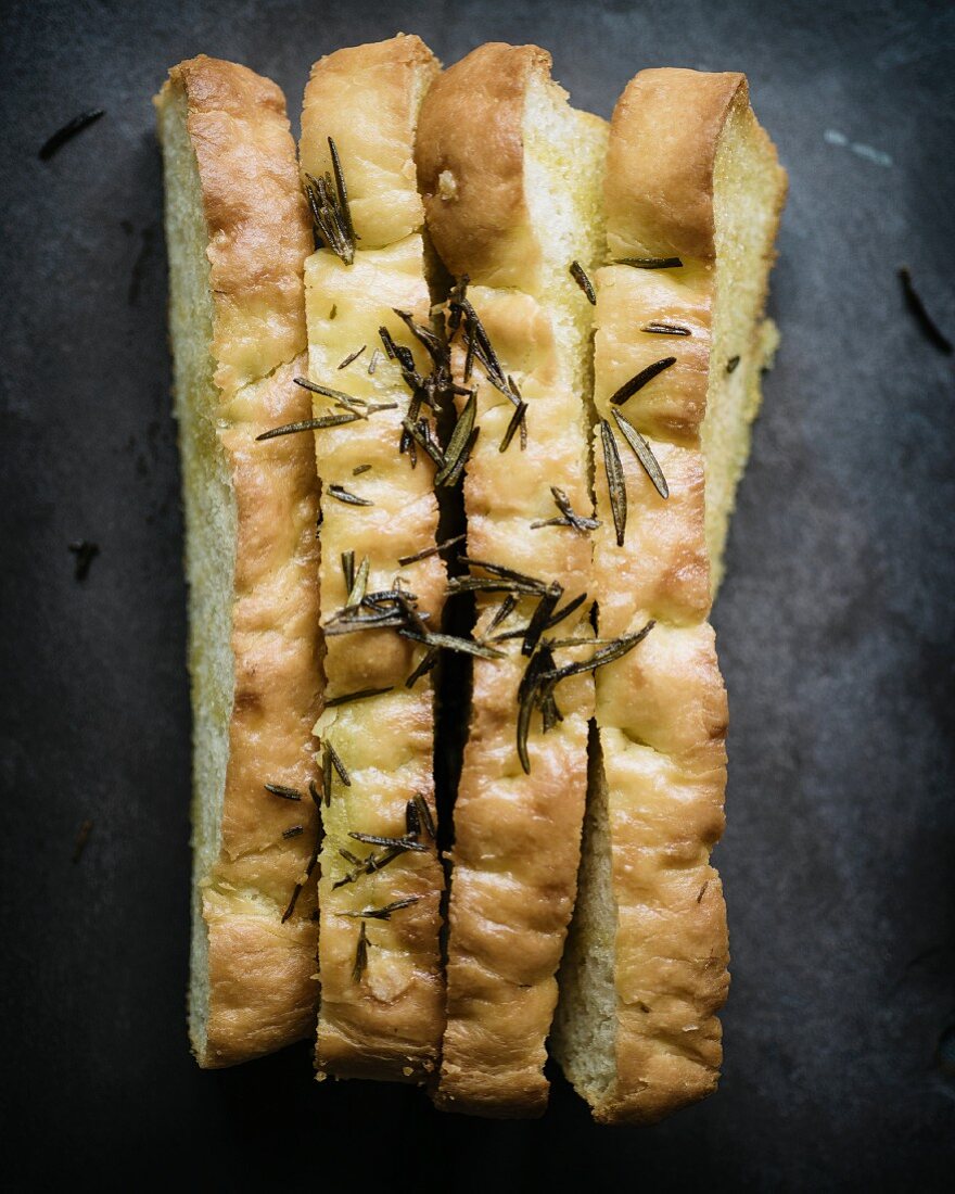 Focaccia mit Rosmarin und Meersalz in Streifen geschnitten (Aufsicht)