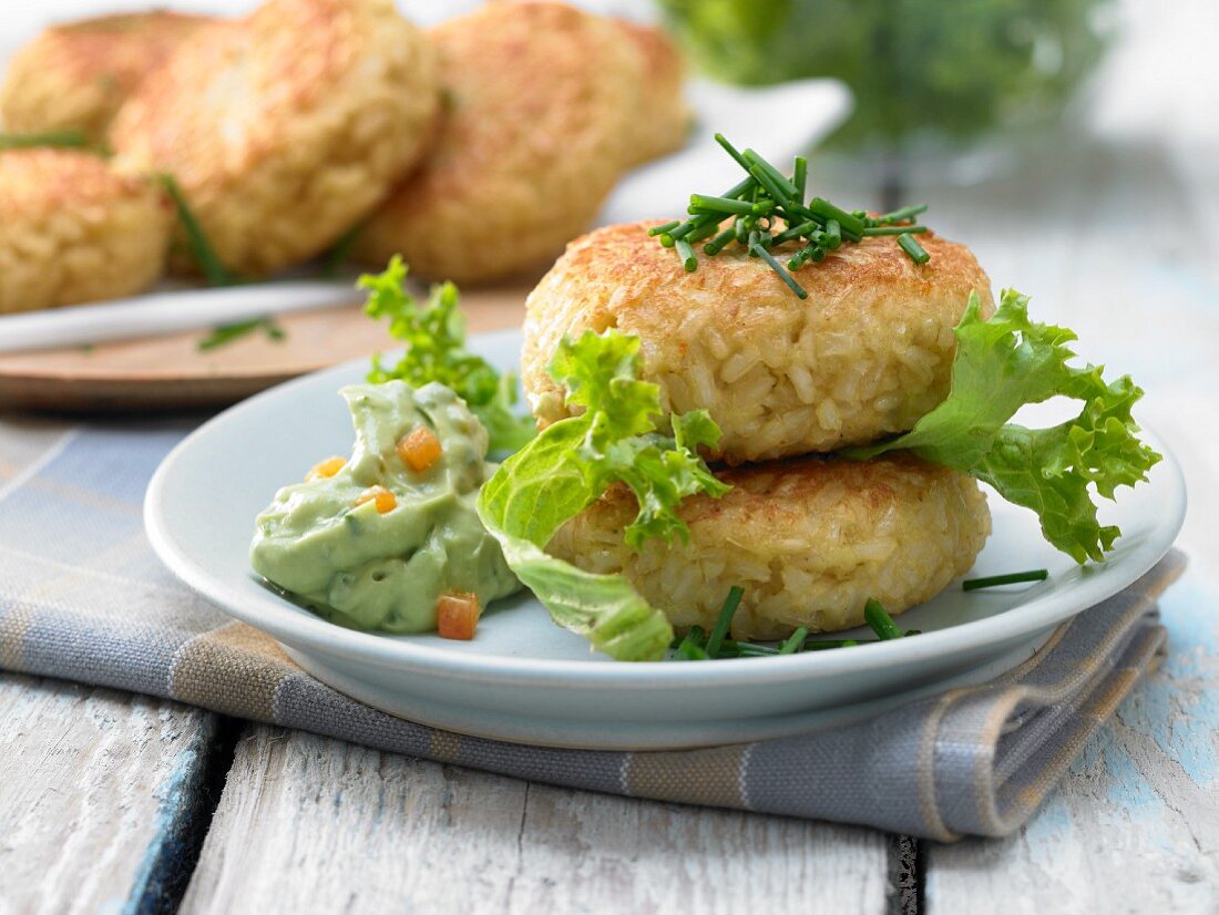 Reisfrikadellen mit Avocadodip