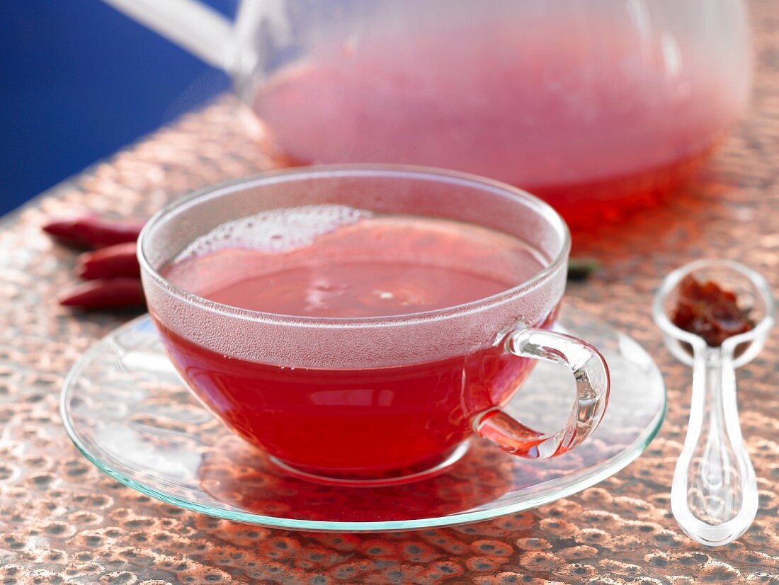 Hagebutten-Chili-Tee mit Rooibos