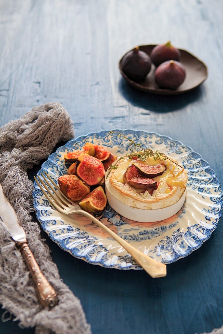 Baked camembert with roasted figs