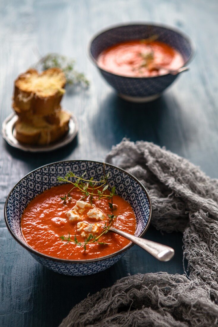 Gebratene rote Paprikasuppe mit Feta und Thymian