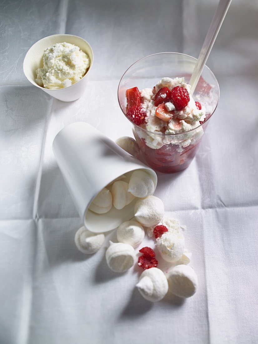 Tipsy berries (berries with meringue and cream)