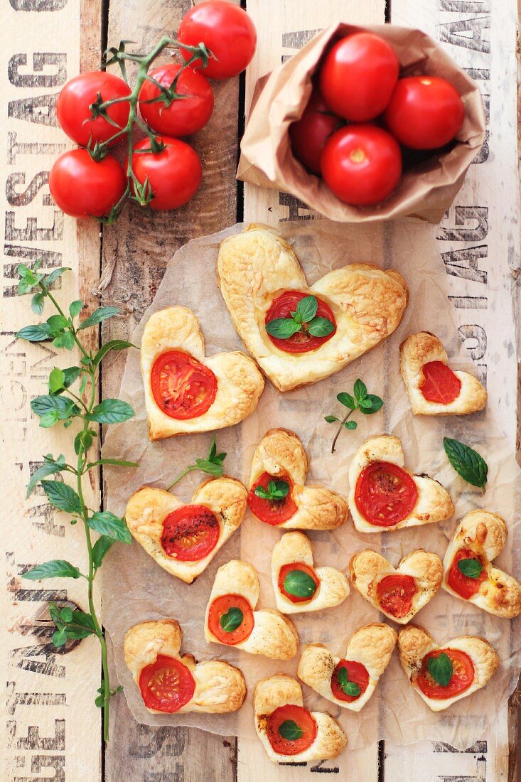 Blätterteiggebäck in Herzform mit Tomaten und Basilikum