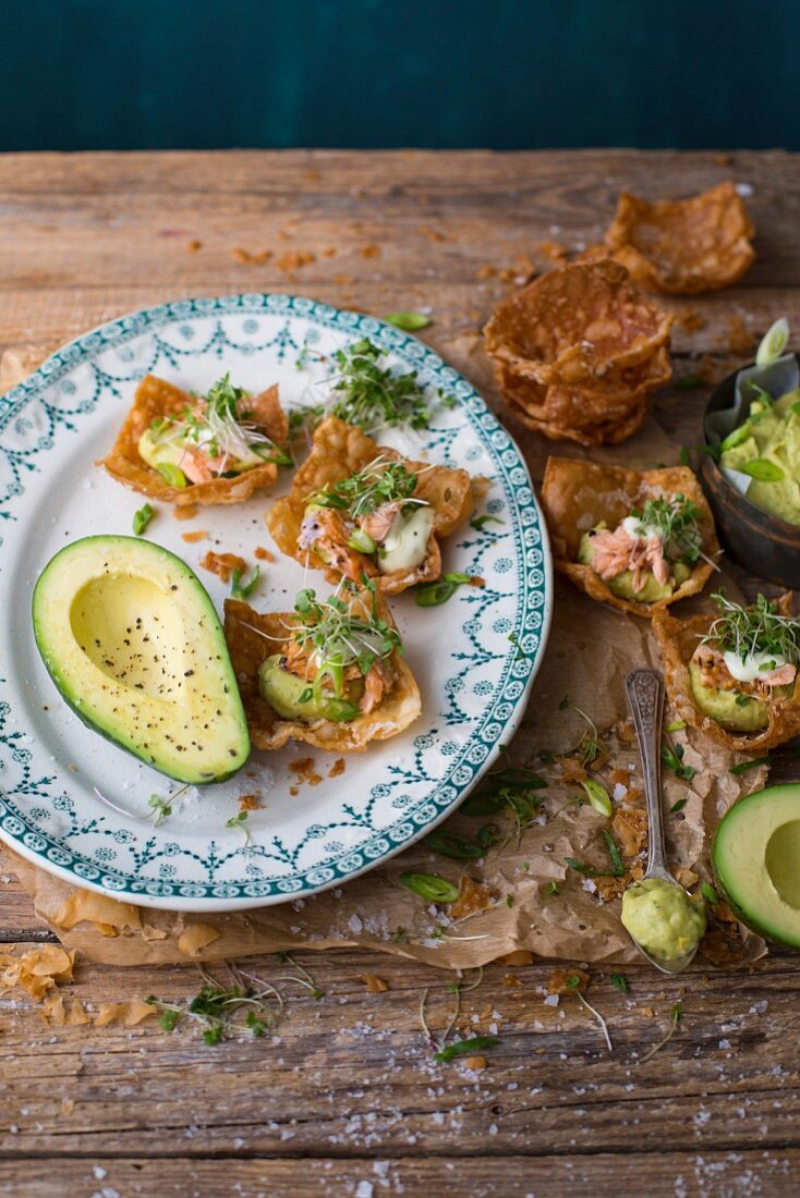 Frittierte Won-Ton-Becher mit Avocadocreme, Forelle und Wasabimayonnaise