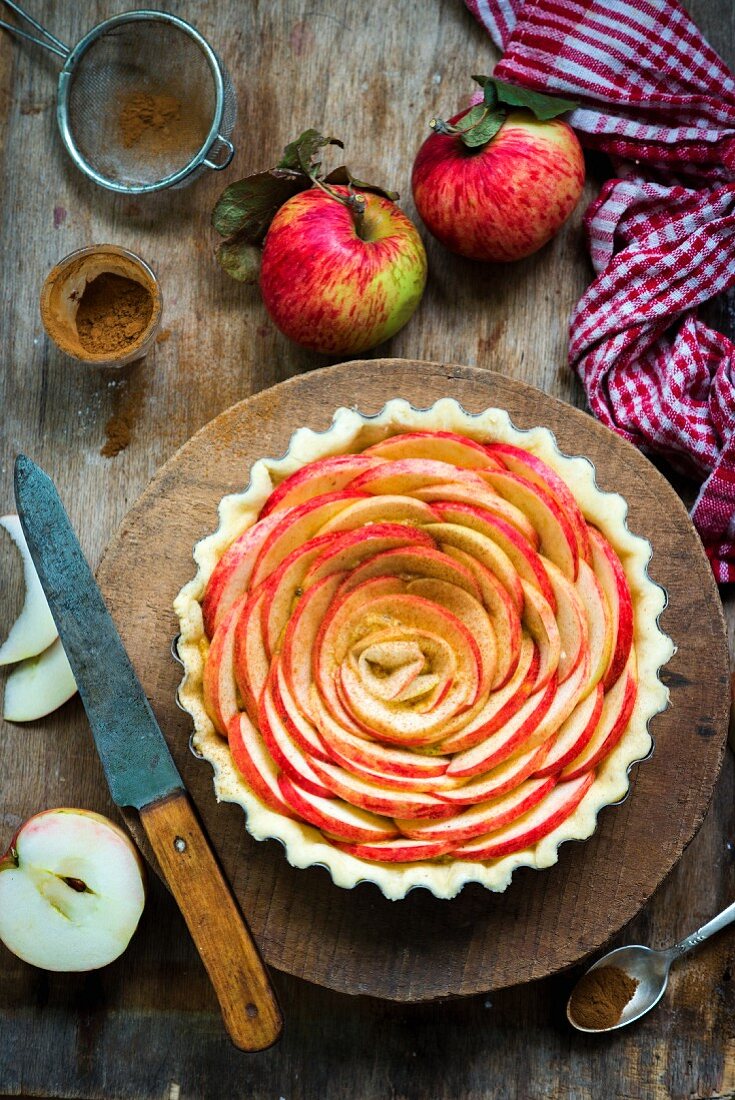 Ungebackene Apfel-Frangipane-Tarte in der Tartform (Aufsicht)