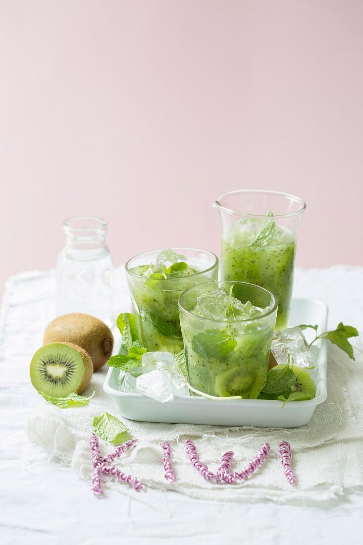 Mojitos with kiwi, cucumber and apple