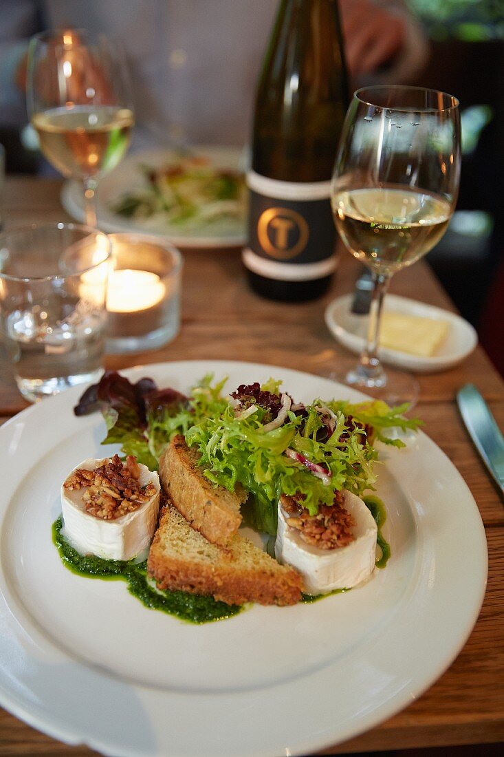 Vorspeise mit Käse und Brot im Szenelokal Bistrot Vienna (Hamburg, Deutschland)