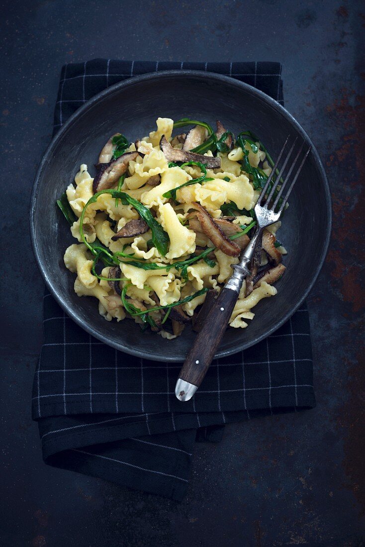 Trumpet-shaped pasta with porcini mushrooms, onion and rocket (vegan)