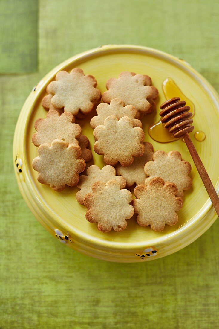 Flower-shaped honey biscuits