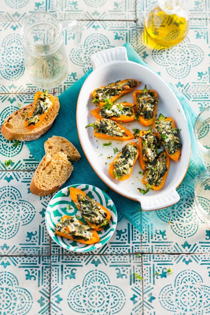 Stuffed mini peppers with goat 's cheese and spinach