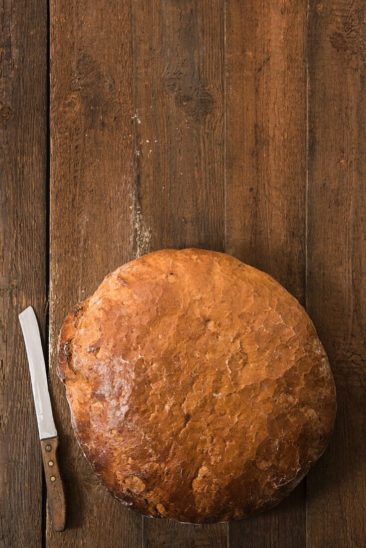 Ein großer runder Laib Weizen-Roggen-Brot