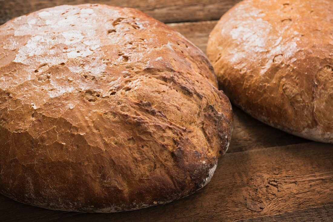 Zwei runde Laibe knuspriges Brot