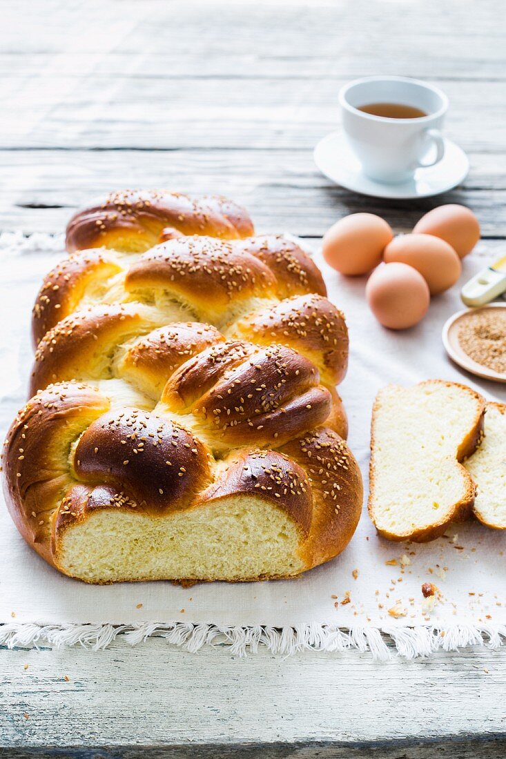 Challah (jüdischer Hefezopf) mit Zutaten und Kaffee