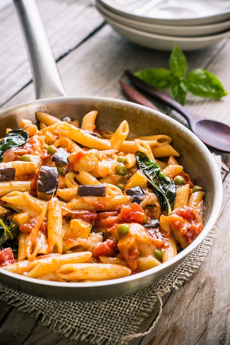 Penne mit Käse, Auberginen und Tomaten