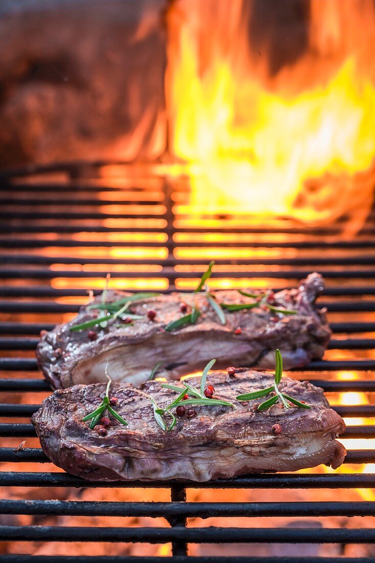 Würzige Rippchen auf dem Grill mit Feuer