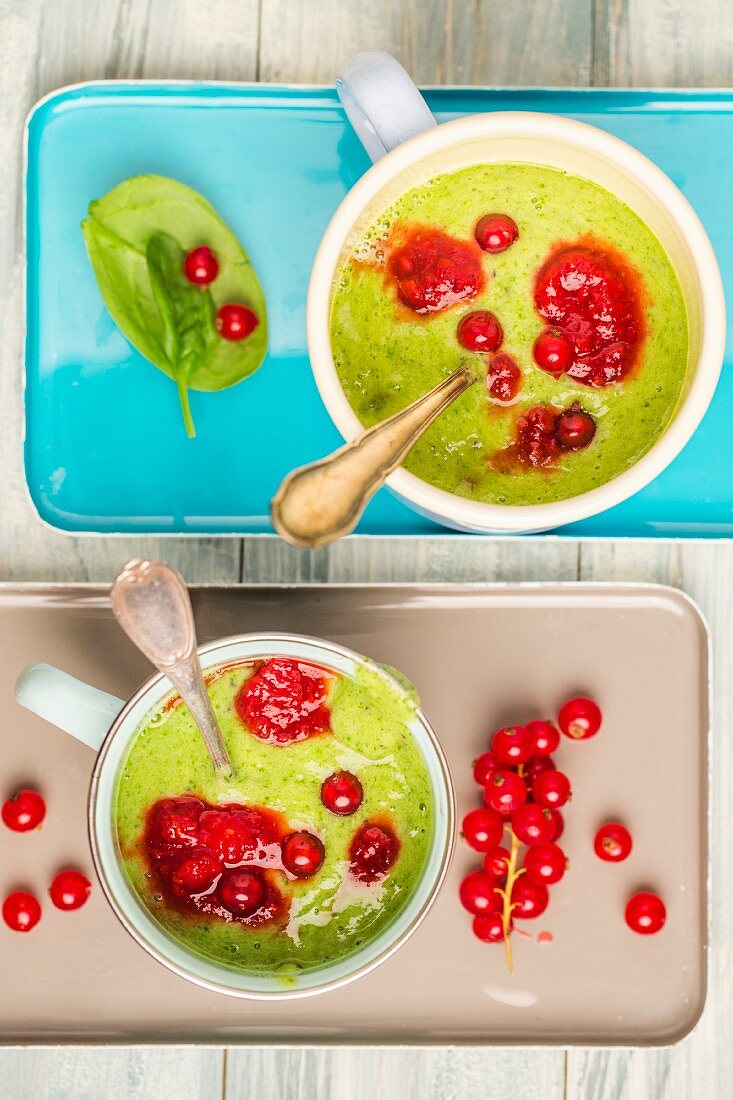 Kiwi, spinach and banana smoothie with redcurrants