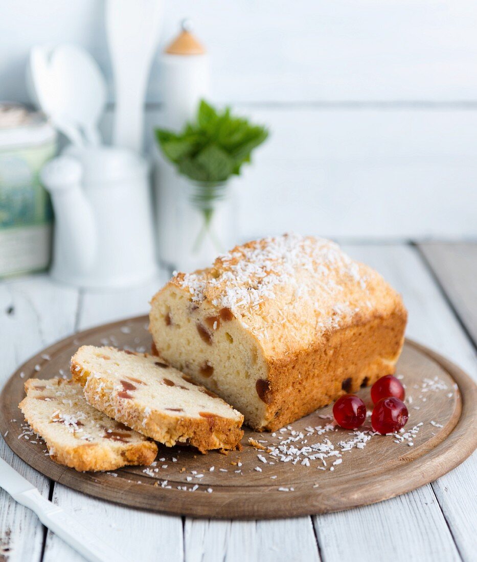 Kokos-Kirsch-Kuchen, angeschnitten