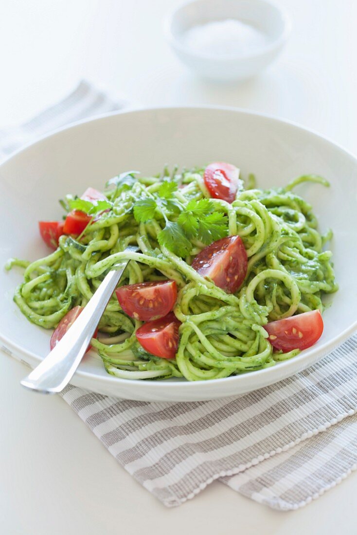 Courgette spaghetti with avocado and coriander sauce (uncooked)
