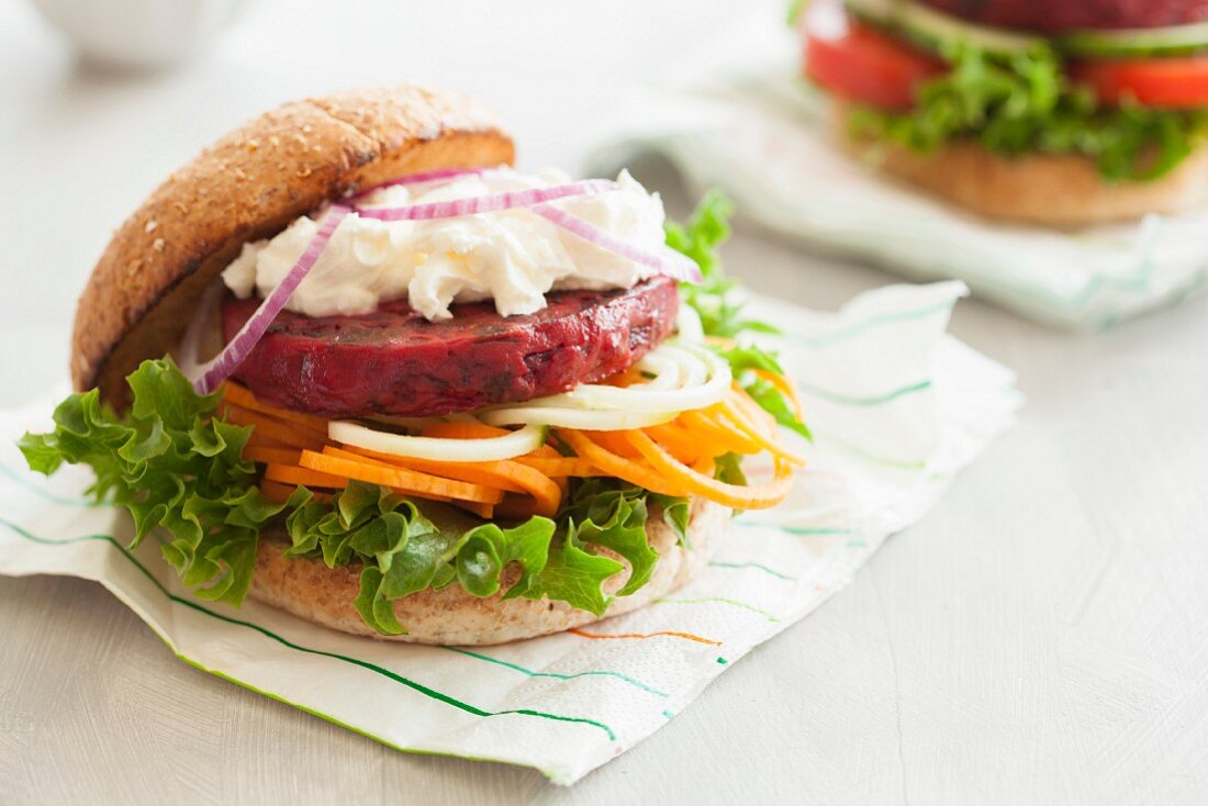 Veggie-Burger mit Rote-Bete-Frikadelle, Ziegenkäse und Gemüsespiralen