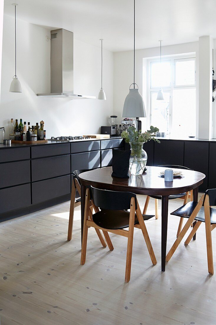 Black and white Scandinavian-style kitchen-dining room