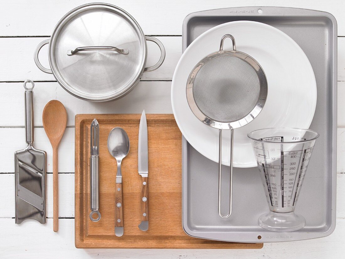 Kitchen utensils for preparing vegetable rolls