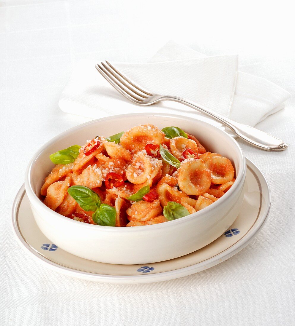 Orecchiette mit Ricotta, Chilischoten und Basilikum