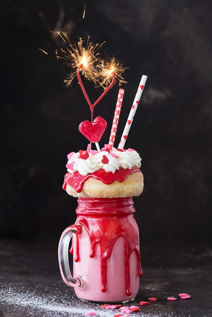 Valentine's Freak Shake mit Mini-Donut, Herzlollie & Wunderkerzen