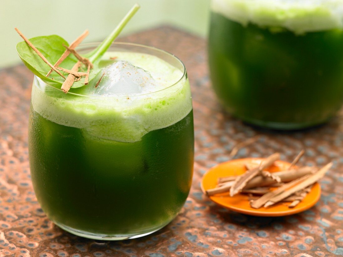 Melon and spinach juice with cinnamon