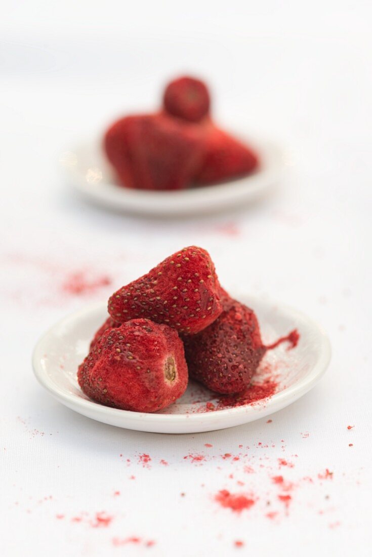 Gefriergetrocknete Erdbeeren auf Tellerchen