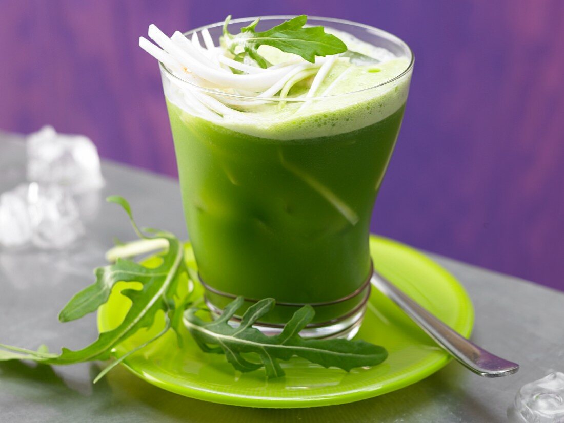 Rocket and celery drink with fennel