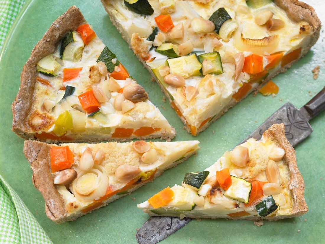 Vegetable tart with almonds