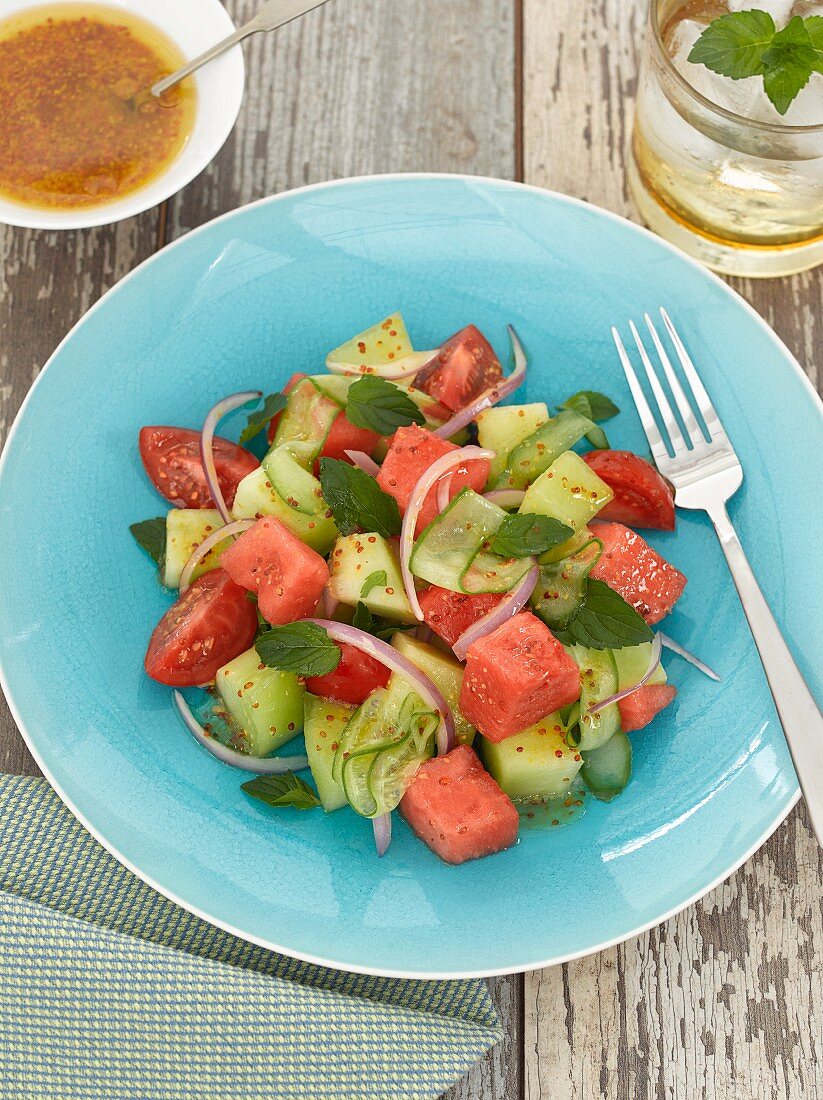 Sommersalat mit Gurken, Tomaten und Wassermelone