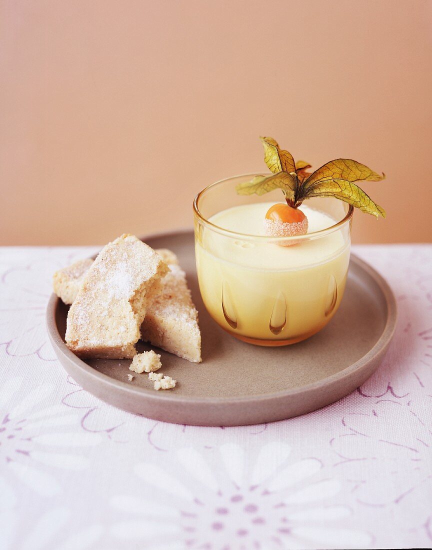 Physalis cream and shortbread