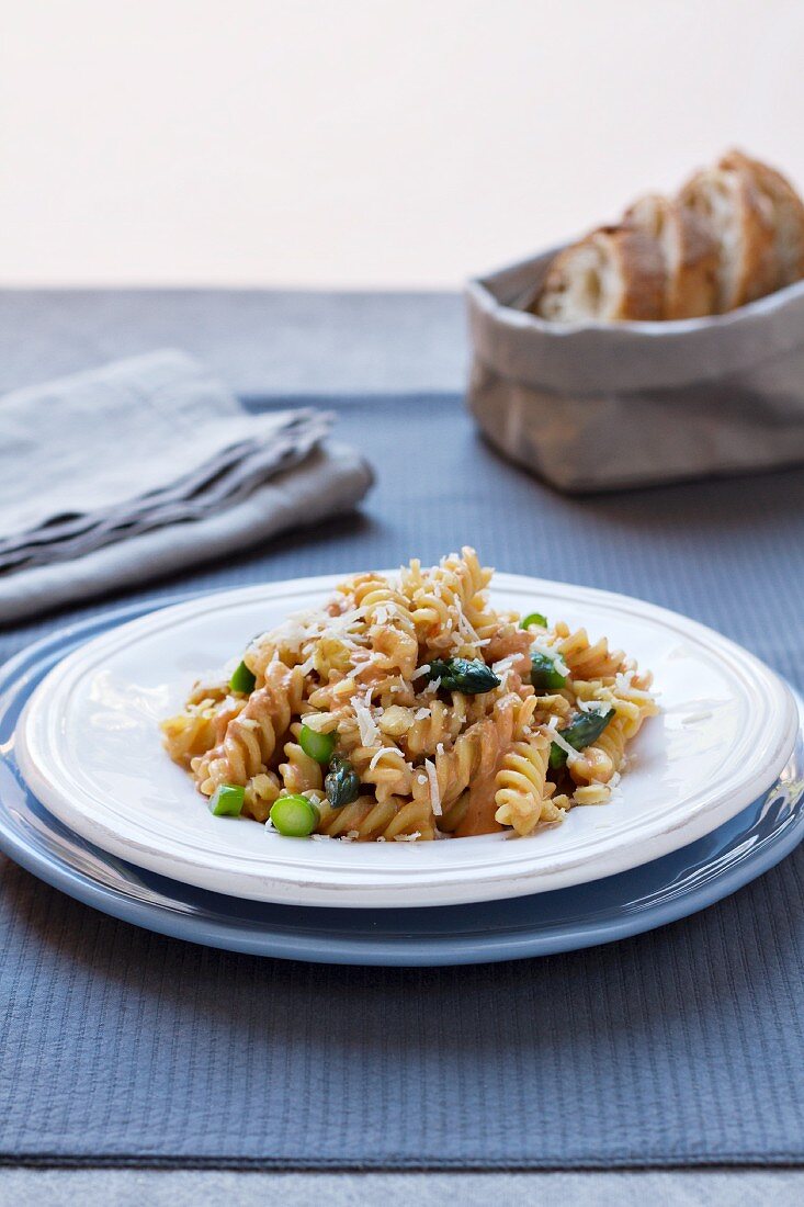 Fusilli mit Walnusspesto und Spargel