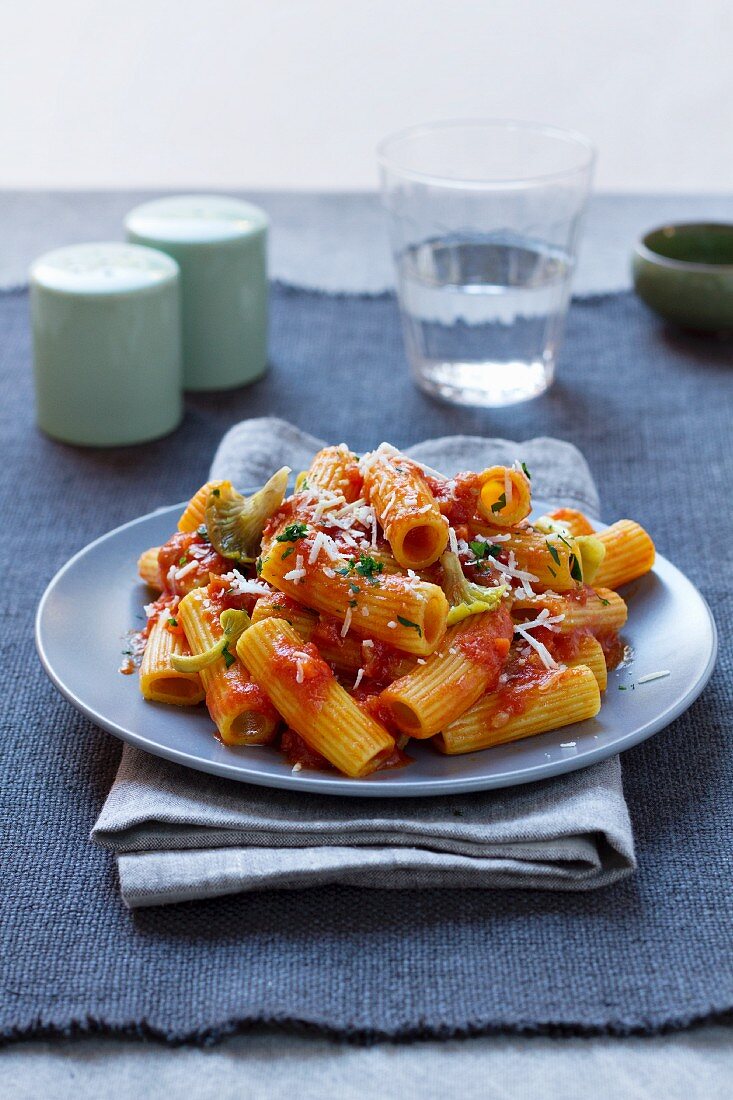 Rigatoni mit Tomatensauce, Pilzen, Petersilie und Parmesan