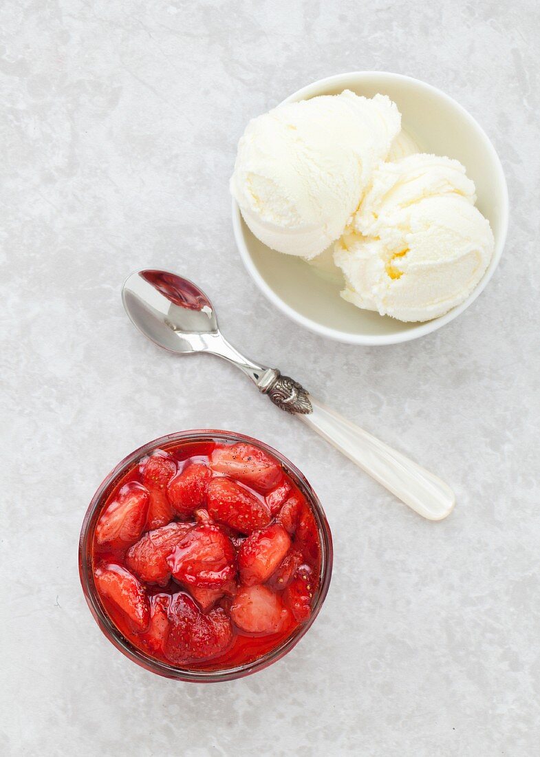 Roasted strawberry sauce with vanilla ice cream