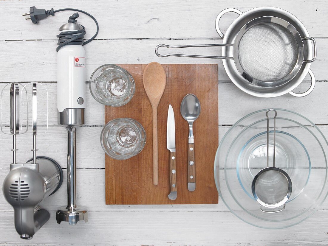 Kitchen utensils for a cream dessert