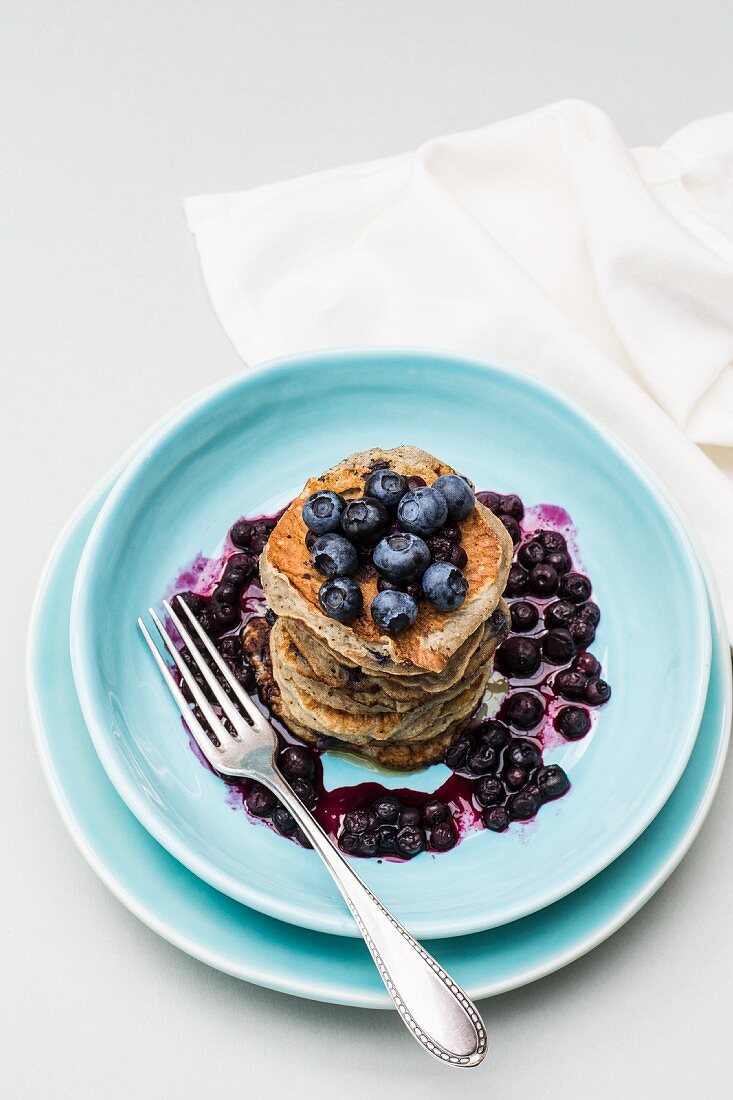 Bananen-Pancakes mit Blaubeeren, gestapelt auf Teller