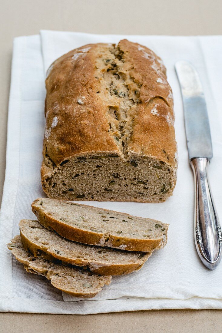 Angeschnittenes Roggenbrot mit Kokosmilch und Sonnenblumenkernen