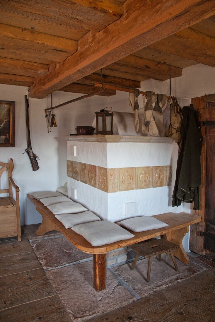 Kachelofen mit Sitzbank im historischen Bauernhaus