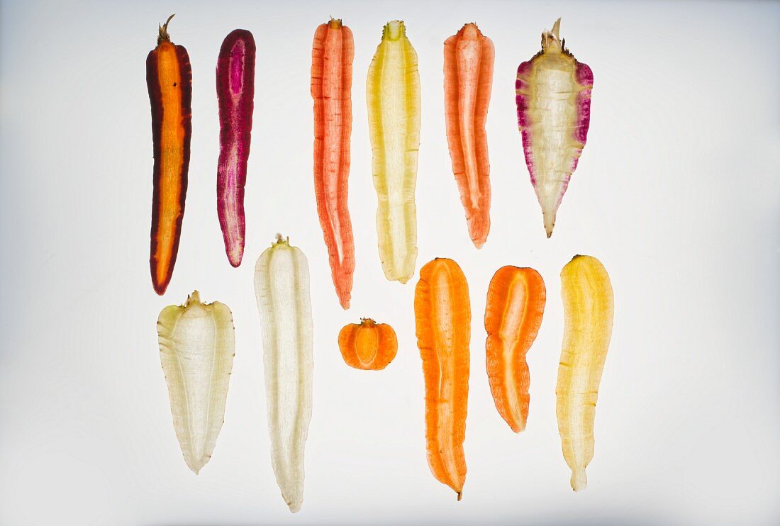 Zwölf verschiedene längs aufgeschnittene Karotten in Durchsicht