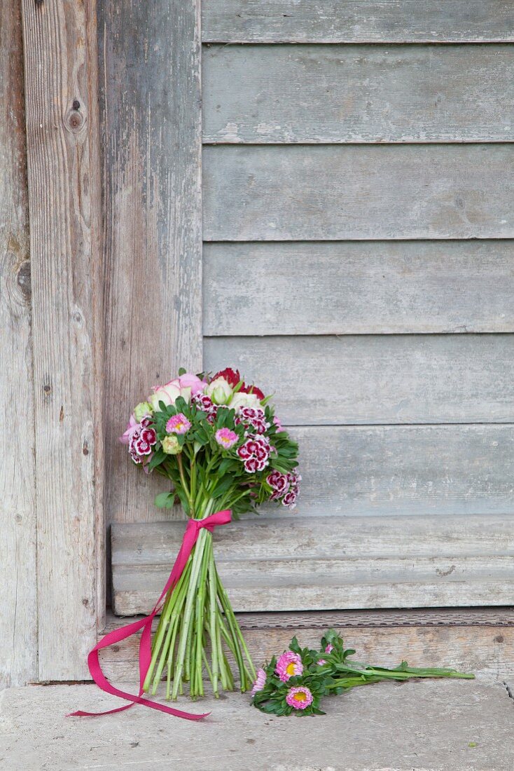 Bouquet mit Bartnelken, Rosen, Astern und Hortensien