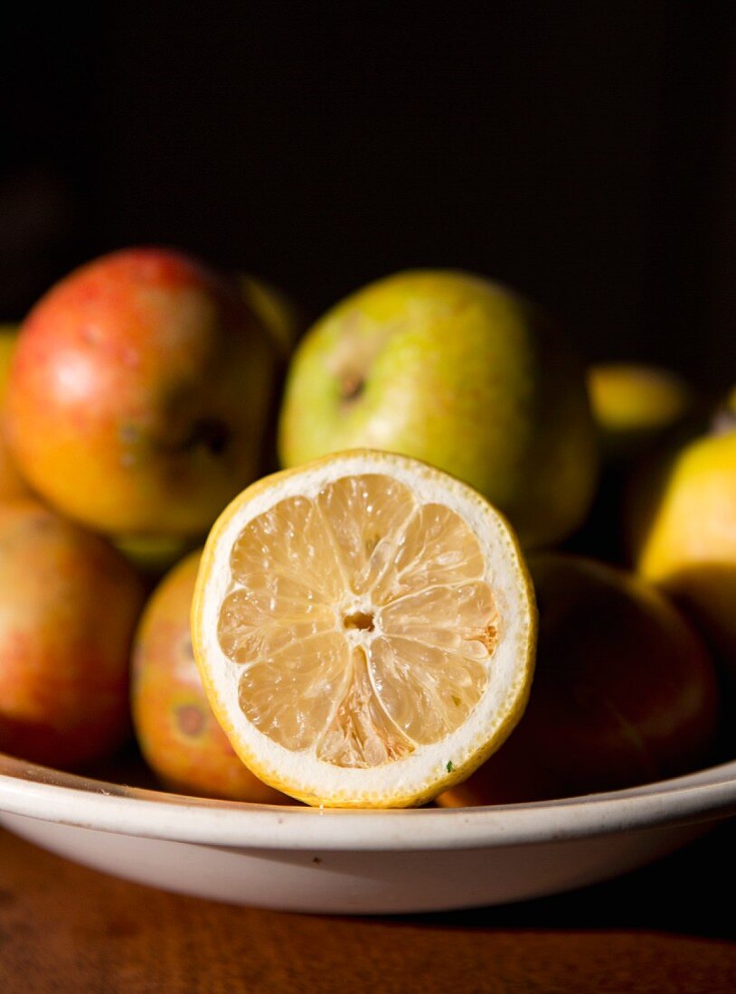 Cut lemon in fruit bowl